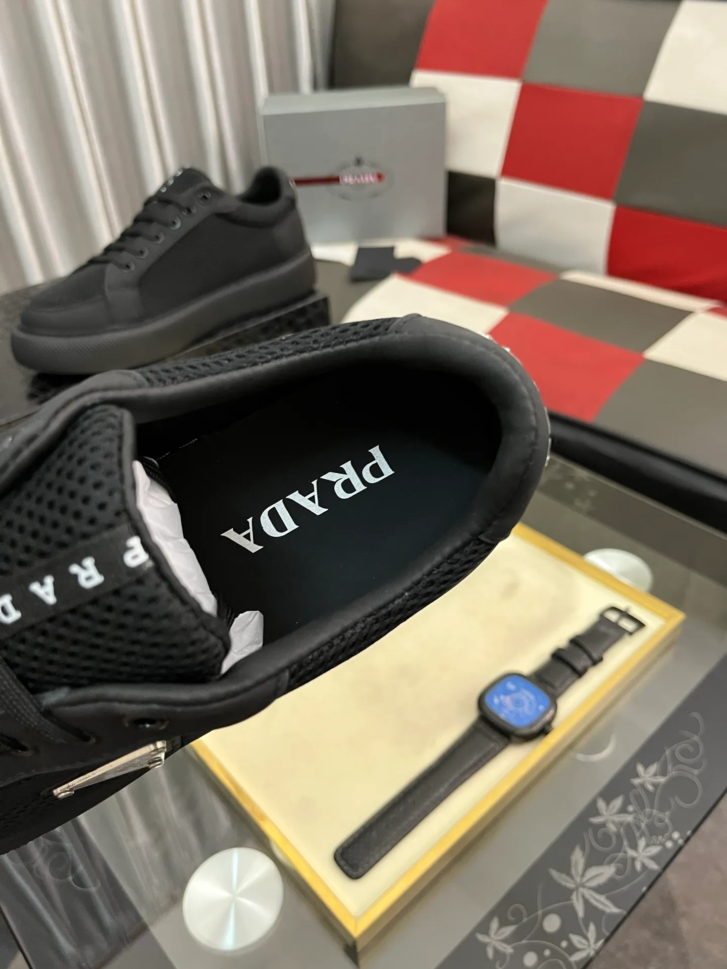 Men's men's shoes💰580⌚️⌚️Prada Prada early spring new model, top original quality, Prada casual sports shoes, made of imported solid color patent leather, spliced mesh cowhide upper, three-dimensional geometric segmentation, multi-color splicing, fashionable and generous, soft, comfortable and breathable. The tongue is decorated with classic letter logo, with fabric lining, cowhide foot pads, matched with P family's exclusive rubber outsole, upper material, breathable knitted fabric imported from Italy The delicate texture is super high-end! Fetal cowhide lining, super soft and comfortable, original molded outsole Size: 38-446️⃣ colors available